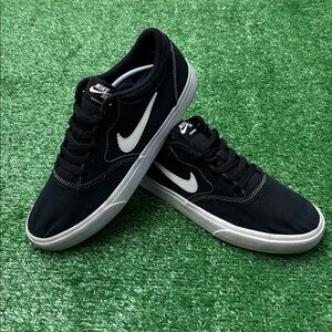 Nike Men's SB Charge  Black and White Canvas Sneakers